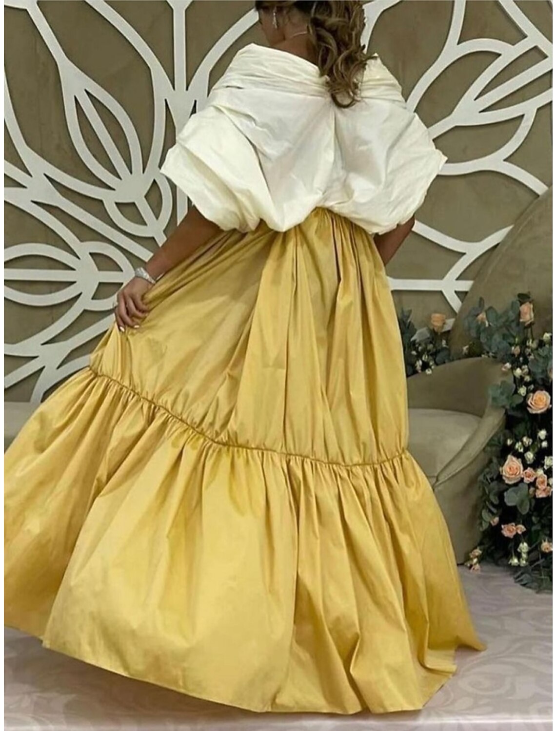 Abito da sera a trapezio, elegante, formale, con strascico a spazzola, rosso verde, mezza manica, spalle scoperte, in raso con spacco a pieghe